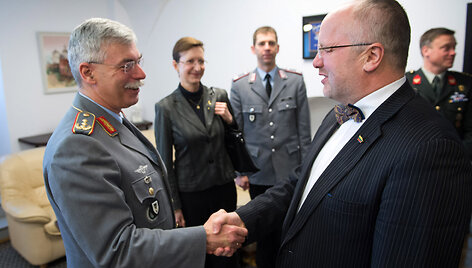 Vokietijos kariuomenės Sausumos pajėgų vado pavaduotojas Jorgas Vollme (kairėje) ir Juozas Olekas