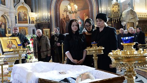 Valentino Rasputino žmona Olga Rasputina (de&scaron;inėje) su anūke Antonina (centre)