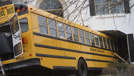 Pensilvanijoje mokyklinis autobusas įlėkė į namą.