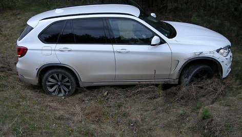 Nuo kelio nuvažiavęs BMW X5