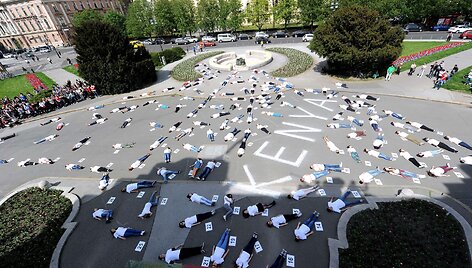 Zagrebo universiteto studentai pagerbė Kenijoje universitete per i&scaron;puolį nužudytus 147 žmones.