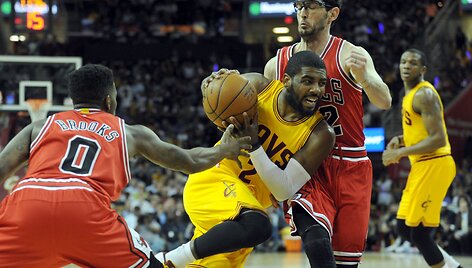Aaronas Brooksas, Kyrie Irving ir Kirkas Hinrichas
