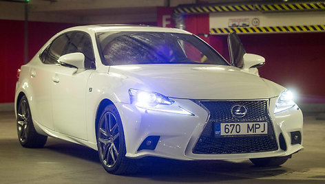 „Lexus IS200t“