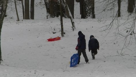 Vaikai džiaugiasi sniegu