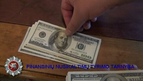 100 dolerių