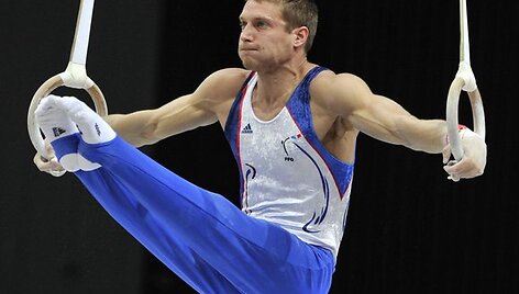 Sportininkai demonstruoja savo kūno sugebėjimus