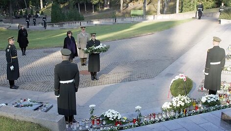 R. Juknevičienė ir A. Pocius Antakalnio ir Rasų kapinėse