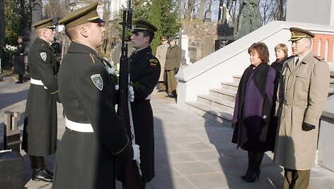 R. Juknevičienė ir A. Pocius Antakalnio ir Rasų kapinėse