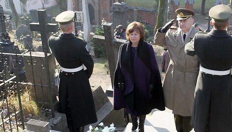 R. Juknevičienė ir A. Pocius Antakalnio ir Rasų kapinėse
