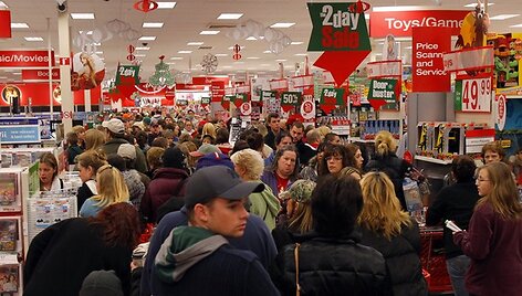 Minia žmonių parduotuvėje