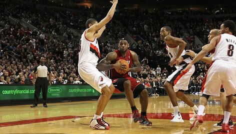 LeBronas Jamesas  su kamuoliu