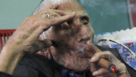 Ignacio Cubilla Banosas rūko cigarą