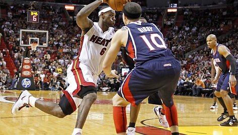 LeBronas Jamesas (kairėje)