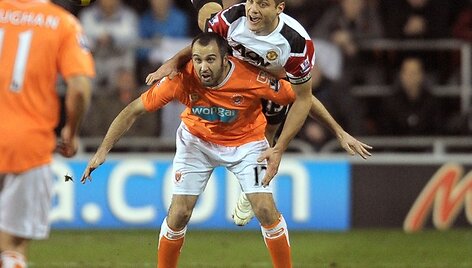 Gary Tayloras-Fletcheris (centre) ir vir&scaron; jo Nemanja Vidicas