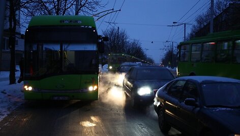 Vienas po kito i&scaron;sirikiavę troleibusai