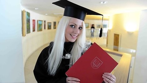 Diplomą atsiėmusi absolventė