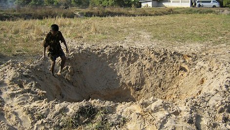 Raketos sprogimo paliktas krateris