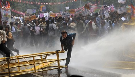 Vandens srove vaikomi protestuotojai.