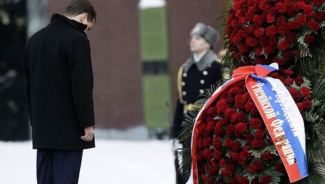 Dmitrijus Medvedevas prie nežinomo kario kapo