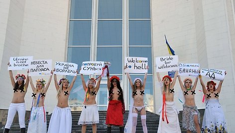 „Femen“ merginų protestas prie santuokų rūmų Kijeve