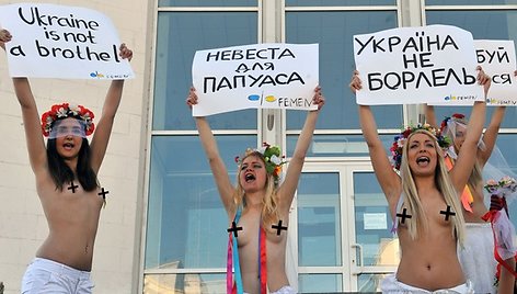 „Femen“ merginų protestas prie santuokų rūmų Kijeve