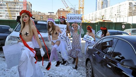 „Femen“ merginų protestas prie santuokų rūmų Kijeve