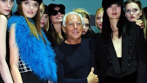 Giorgio Armani modelių apsuptyje