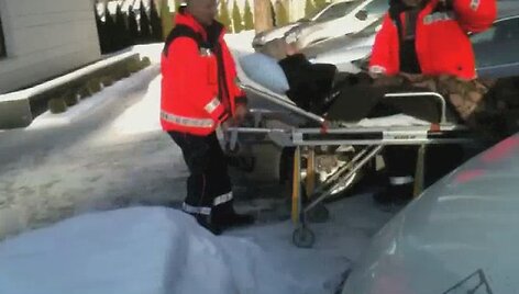 Ant ne&scaron;tuvų gulinti dainininkė Mia