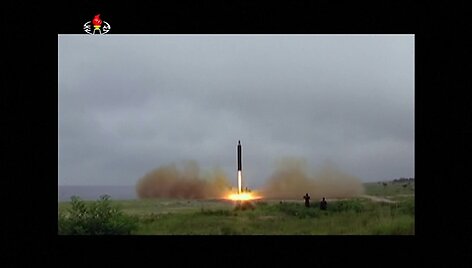siaures-korejos-paleistos-raketos-nukrito-japonijos-vandenyse