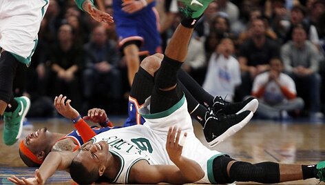 Nugriuvę Rajonas Rondo (balta apranga) ir Carmelo Anthony