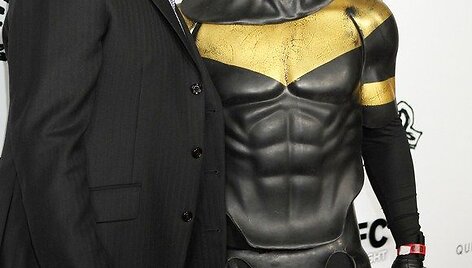 Rainnas Wilsonas pozuoja su Phoenix'u Jonesu, kuris užsimaskavęs kaip superherojus