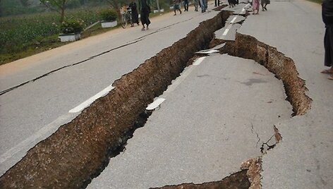 Mianmare įgriuvusi kelio danga.