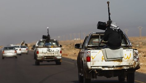 Libijos sukilėliai važiuoja link Sirto miesto.