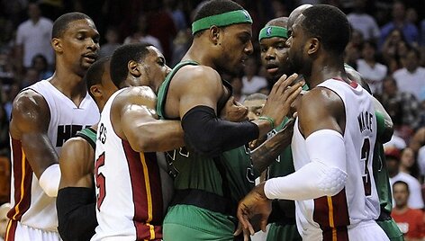 Paulo Pierce'o (centre) ir Dwyane'o Wade'o (de&scaron;inėje) konfliktas