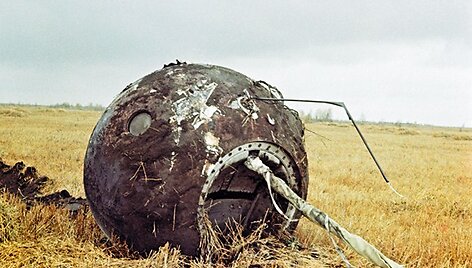 Už 700 km į pietryčius nuo Maskvos sėkmingai nusileidusi &bdquo;Vostok-1&ldquo; kosminio laivo kapsulė.