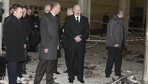 Baltarusijos prezidentas Aliaksandras Lukašenka (centre) įvykio vietoje