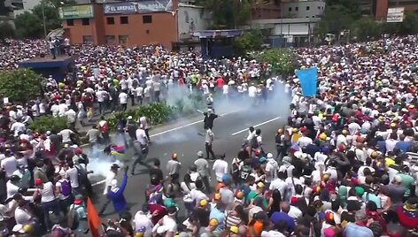 venesueloje-pries-prezidenta-madura-protestuojancias-minias-zmoniu-vaike-asarinemis-dujomis