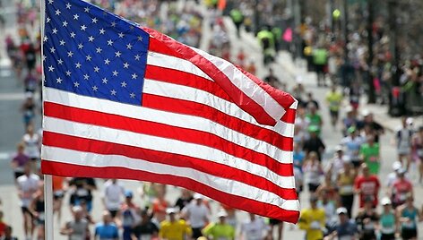 Maratono bėgimo dalyviai Ameriko vėliavos fone