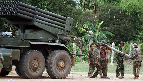 Kambodžos kariai šalia BM-21 raketsvaidžio