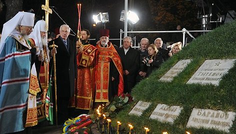 Ukrainos ministras pirmininkas Mykola Azarovas (3-ias iš kairės)