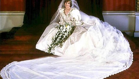 Princesė Diana apsirengusi vestuvine suknele