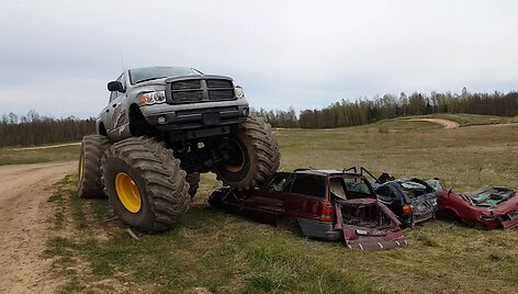 pasivazinejimas-su-monster-truck