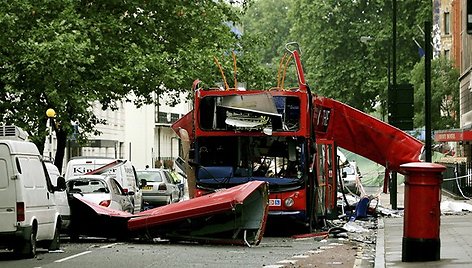 Dviaukštis autobusas po sprogimo Londono centre (2005 m. liepos 7 d.)