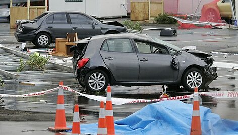 Aik&scaron;telėje stovintys sulamdyti automobiliai