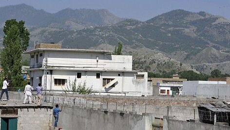 Pakistano spaudos atstovai filmuoja stovyklą, kurioje buvo nukautas Osama bin Ladenas