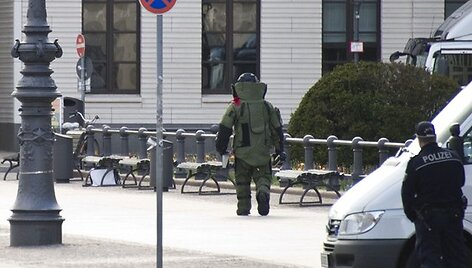 I&scaron;minuotas apsirengęs apsauginiu kostiumu eina link įtartino krep&scaron;io.
