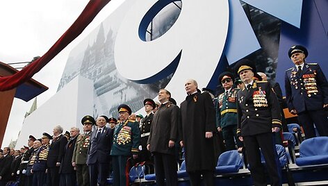 Dimitrijus Medvedevas ir Vladimiras Putinas su Antrojo pasaulinio karo veteranais
