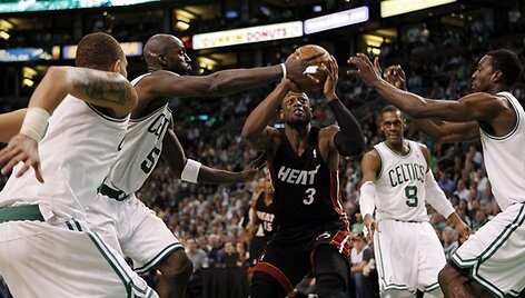 Dwyane'as Wade'as (centras) apsuptas Bostono &bdquo;Cletics&ldquo; krep&scaron;ininkų