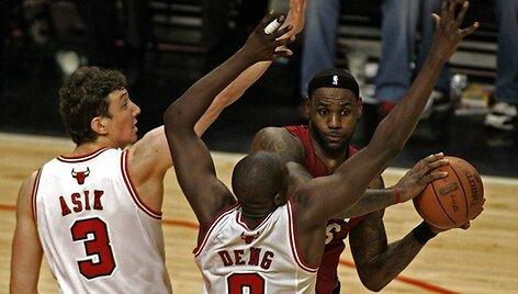 LeBronas Jamesas ie&scaron;ko kam perduoti kamuolį.