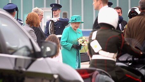Didžiosios Britanijos karalienė Elizabeth II (centre)